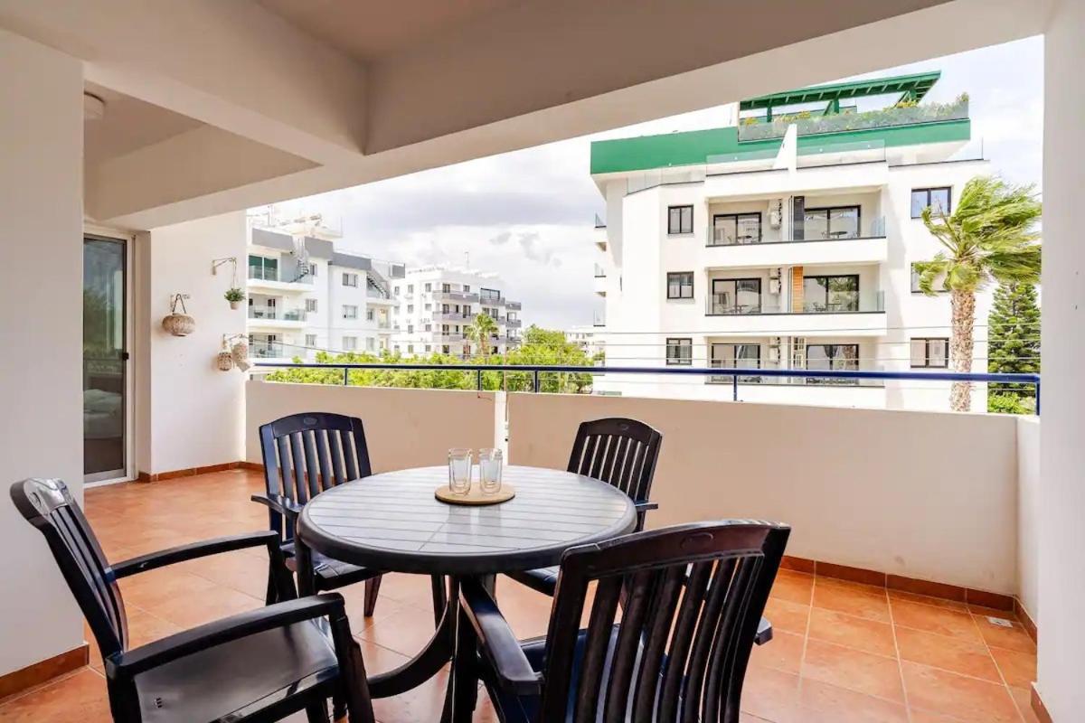 Carisa Downtown With Rooftop Pool Larnaca Bagian luar foto